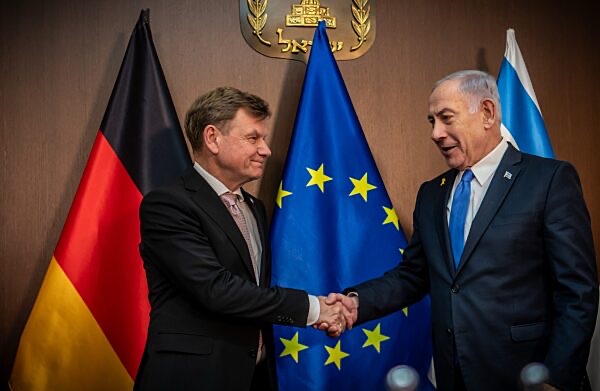 Johann Wadephul shaking hands with Israeli Prime Minister Benjamin Netanyahu
