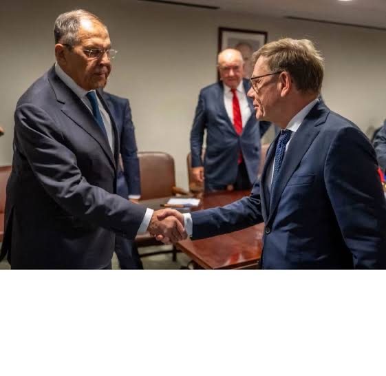 Johann Wadephul shaking hands with Russian Foreign Minister Sergey Lavrov
